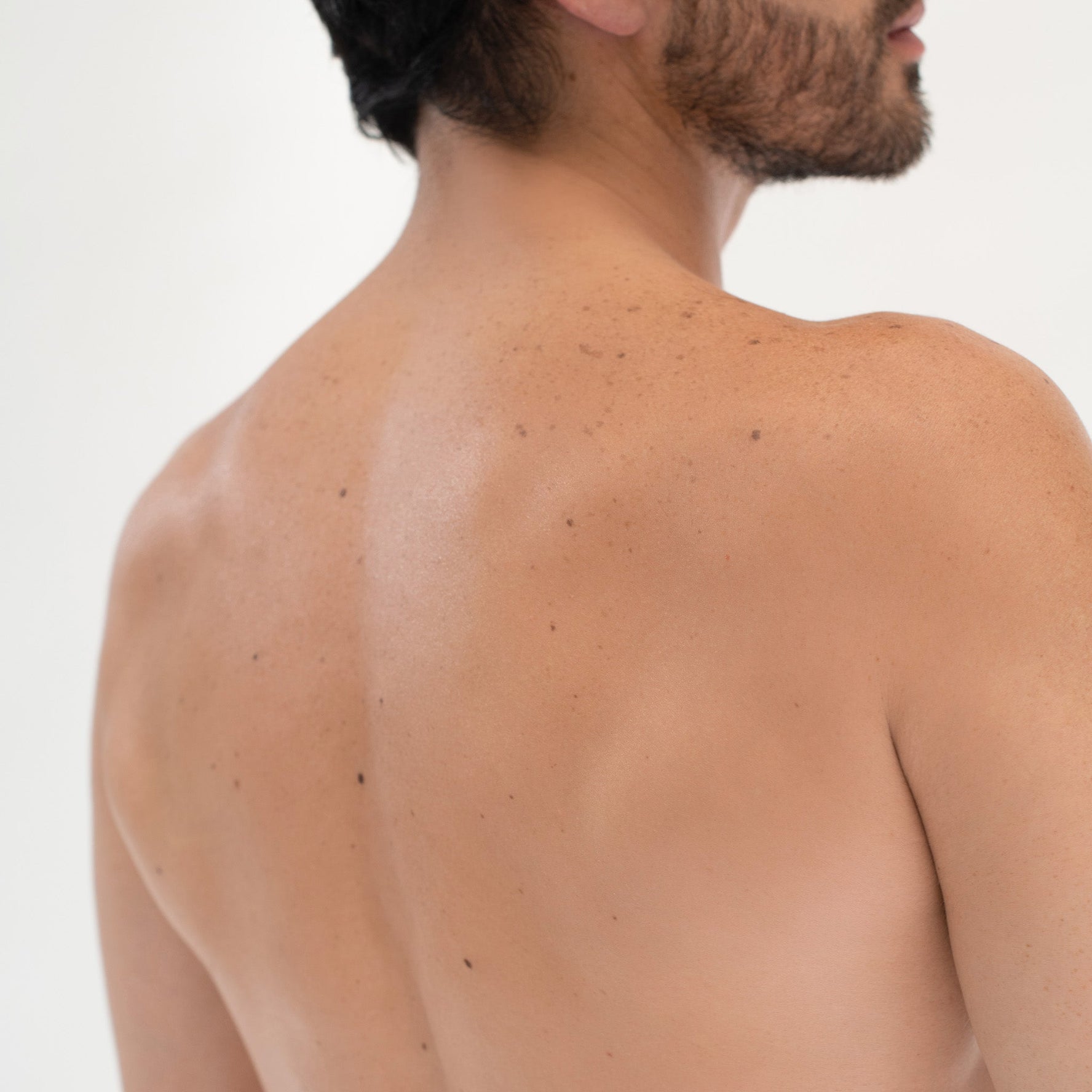 Espalda y cuello posterior masculino - Clínica Belenus